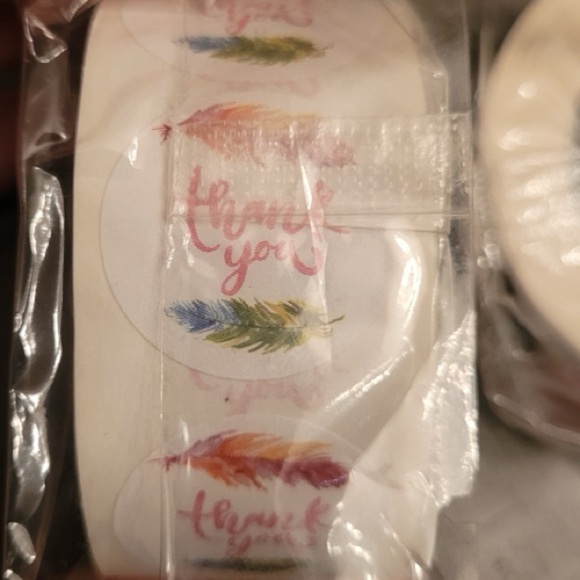 Thank You Sticker Labels 500 labels on roll. 1 inch round, NWT colorful feathers - Picture 2 of 4